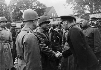 RT показал кадры с архивными фото встречи войск на Эльбе в 1945 году